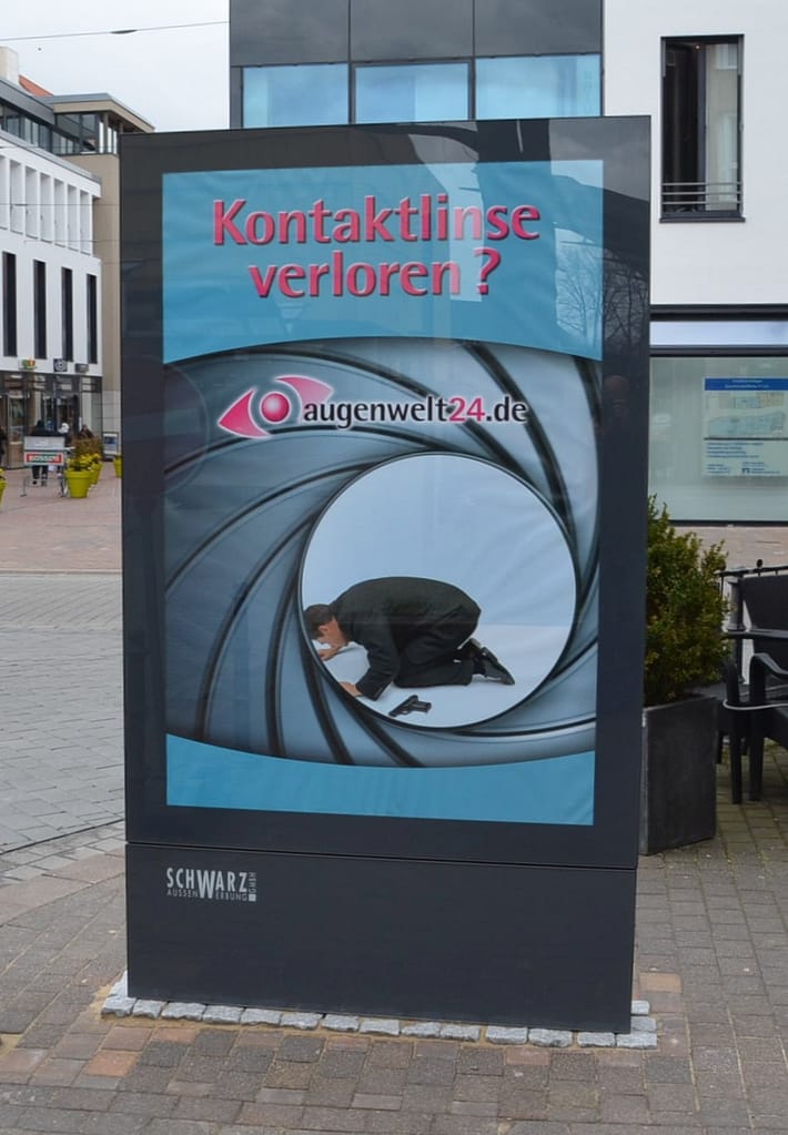 Foto einer City-Light-Poster-Vitrine mit einem Plakat von Augenwelt24.de
