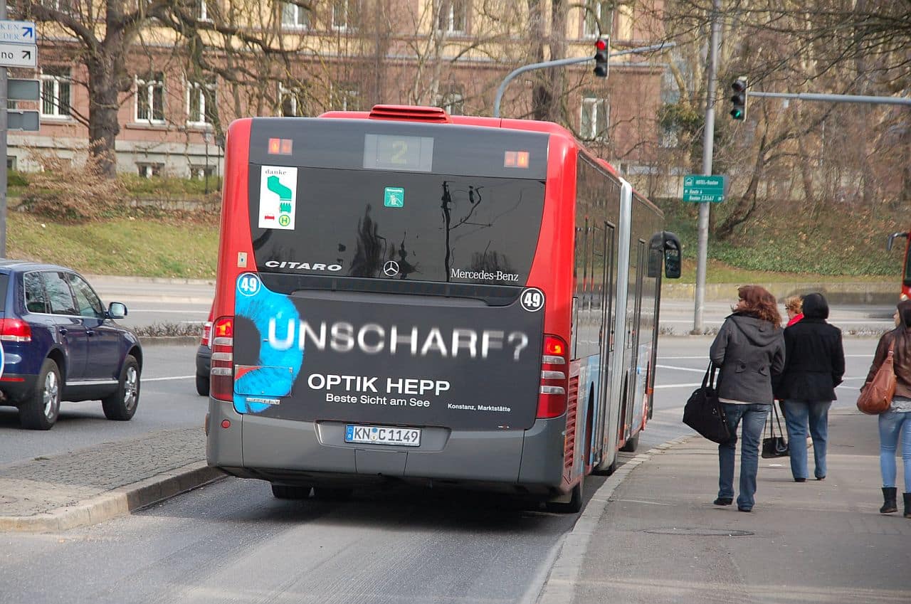 Foto einer Heckgestaltung auf einem Stadtbus der Stadtwerke Konstanz Foto einer Heckgestaltung auf einem Stadtbus der Stadtwerke Konstanz