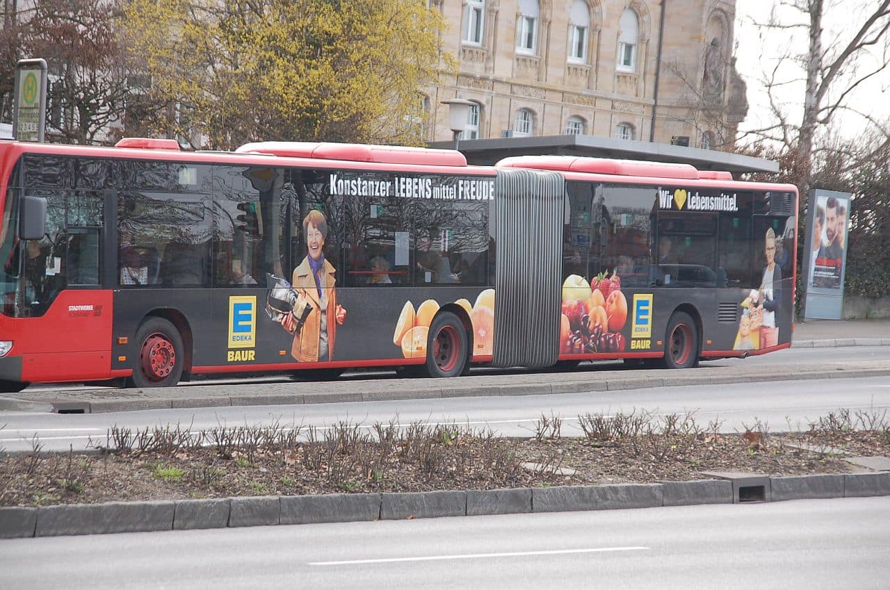 Foto einer Ganzgestaltung für EDKEA BAUR auf einem Gelenkbus der Stadtwerke Konstanz Foto einer Ganzgestaltung für EDKEA BAUR auf einem Gelenkbus der Stadtwerke Konstanz