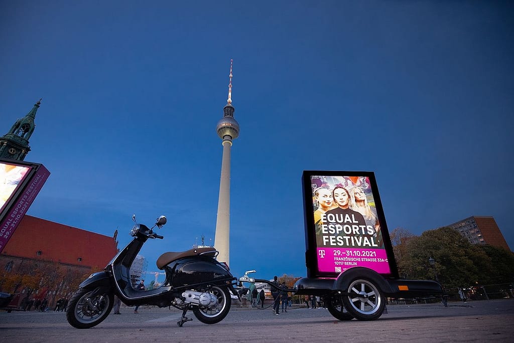 Beispiel für Ambient Medien: Nachtaufnahme eines mobilen City-Light-Poster vor dem Berliner Fernsehturm