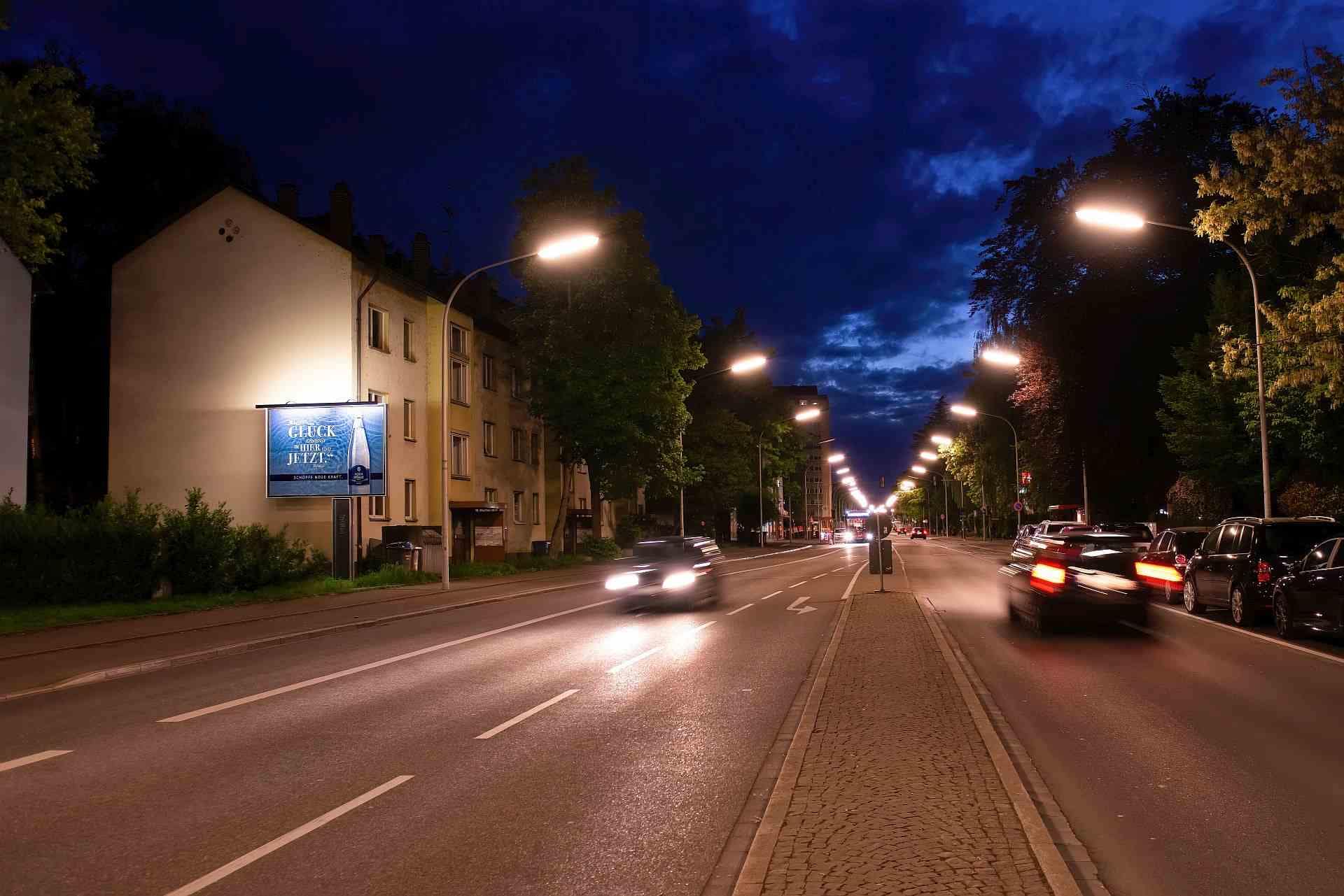 Nachtaufnahme einer Großfläche in City-Star-Ausführung in Konstanz