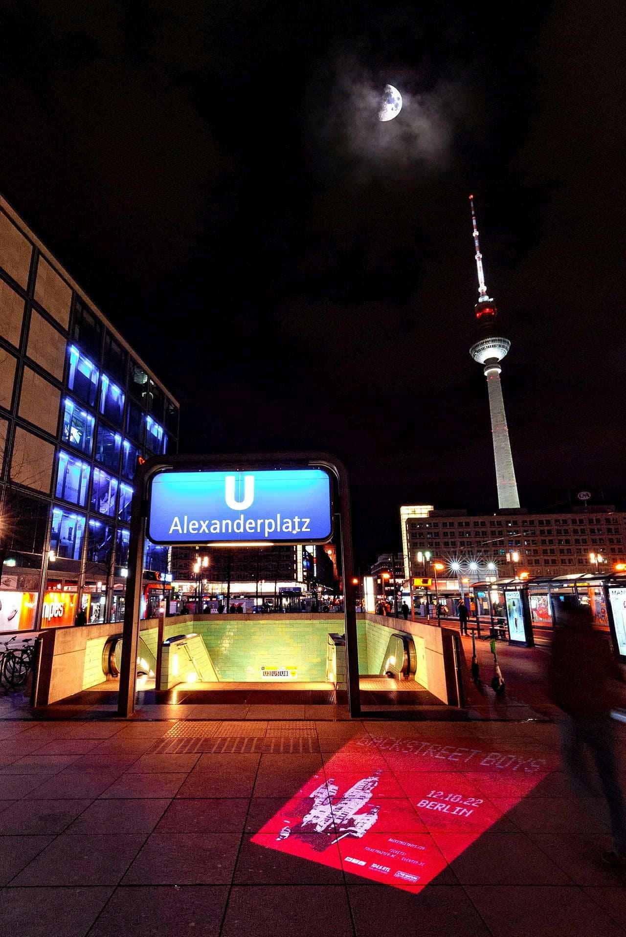 Foto einer mobilen Videoprojektion vor einer Zugangstreppe zum U-Bahnhof Alexanderplatz in Berlin Foto einer mobilen Videoprojektion vor einer Zugangstreppe zum U-Bahnhof Alexanderplatz in Berlin