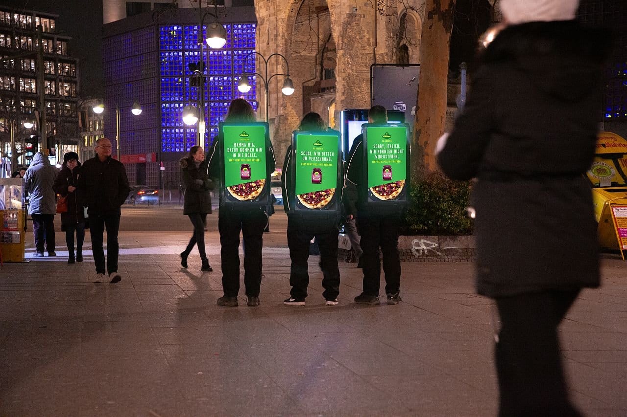Foto einer Dreiergruppe Promoter mit WalkingAds Foto einer Dreiergruppe Promoter mit WalkingAds