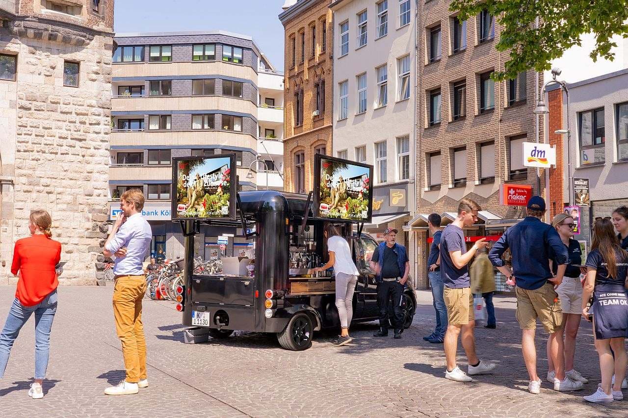 Foto einer Promotionaktion mit einem mobilen Kaffeestand Foto einer Promotionaktion mit einem mobilen Kaffeestand