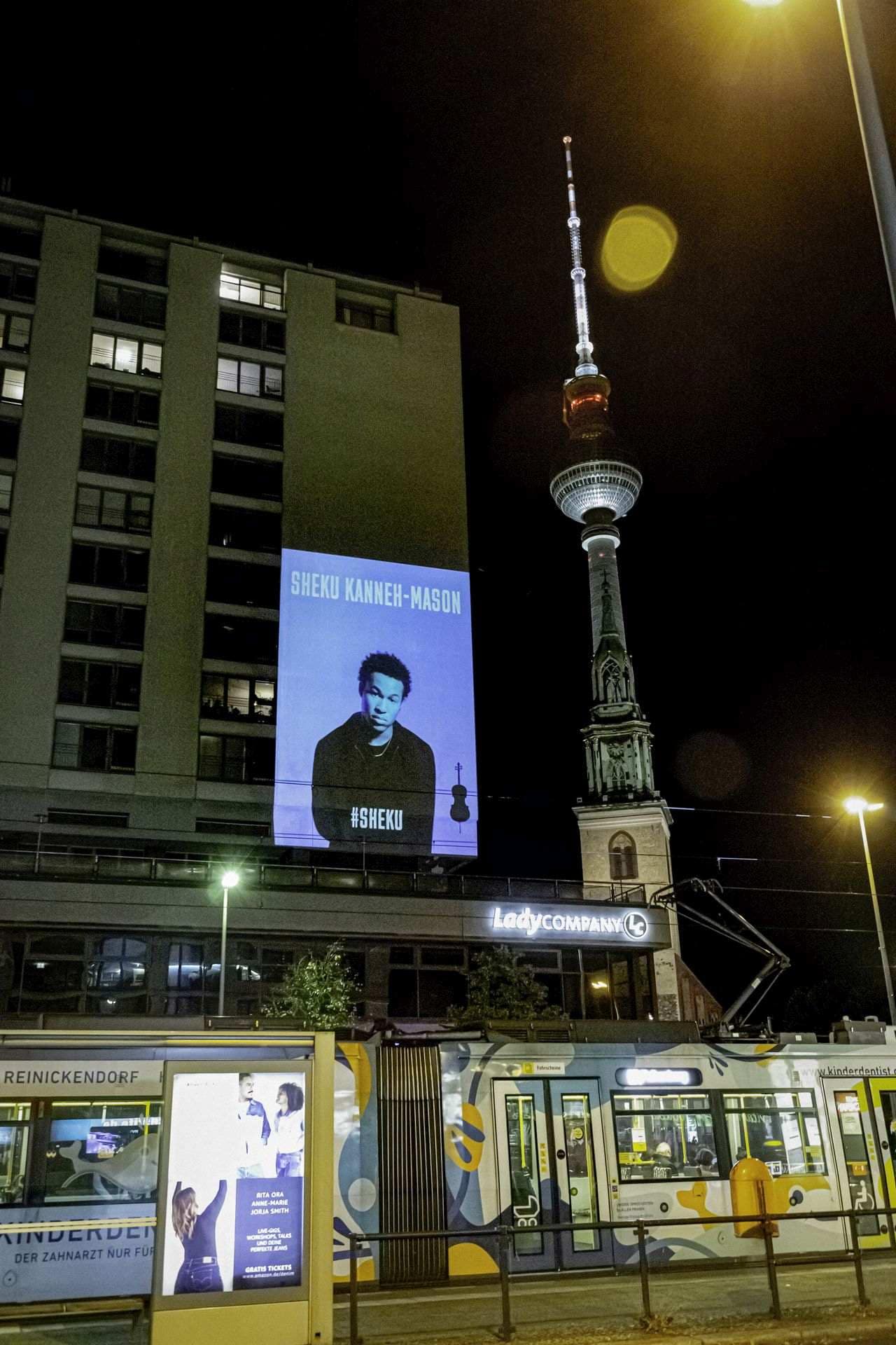 Foto einer Videoprojektion an einer Hauswand in Berlin Foto einer Videoprojektion an einer Hauswand in Berlin