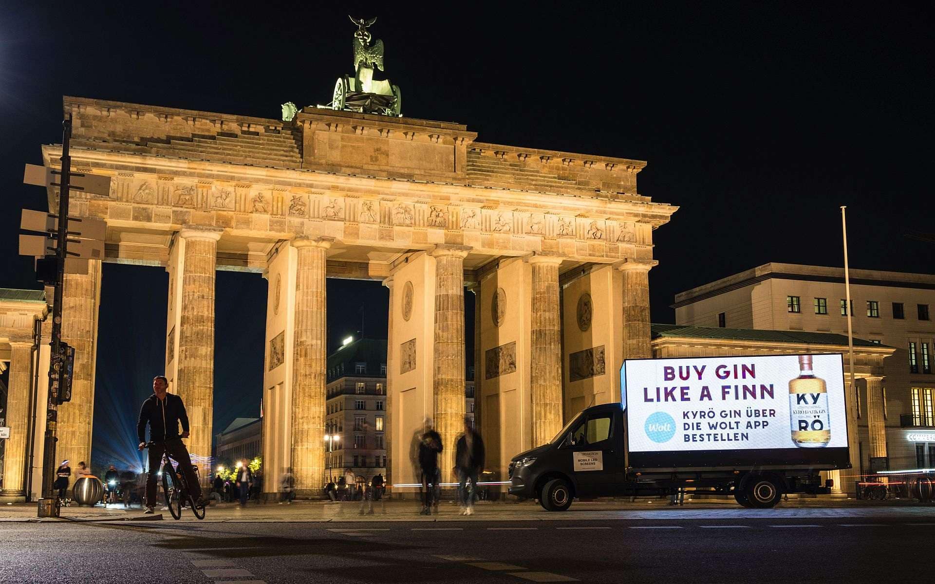 Foto einer 18/1-Großfläche auf einem Kleintransporter bei Nacht vor dem Brandenburger Tor Foto einer 18/1-Großfläche auf einem Kleintransporter bei Nacht vor dem Brandenburger Tor