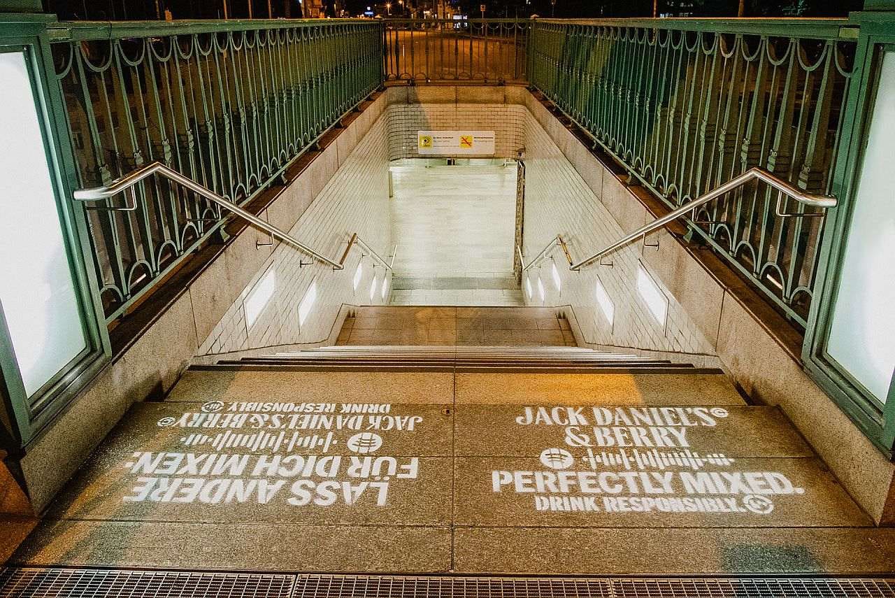 Foto eines StairBrandings an einer U-Bahntreppe Foto eines StairBrandings an einer U-Bahntreppe