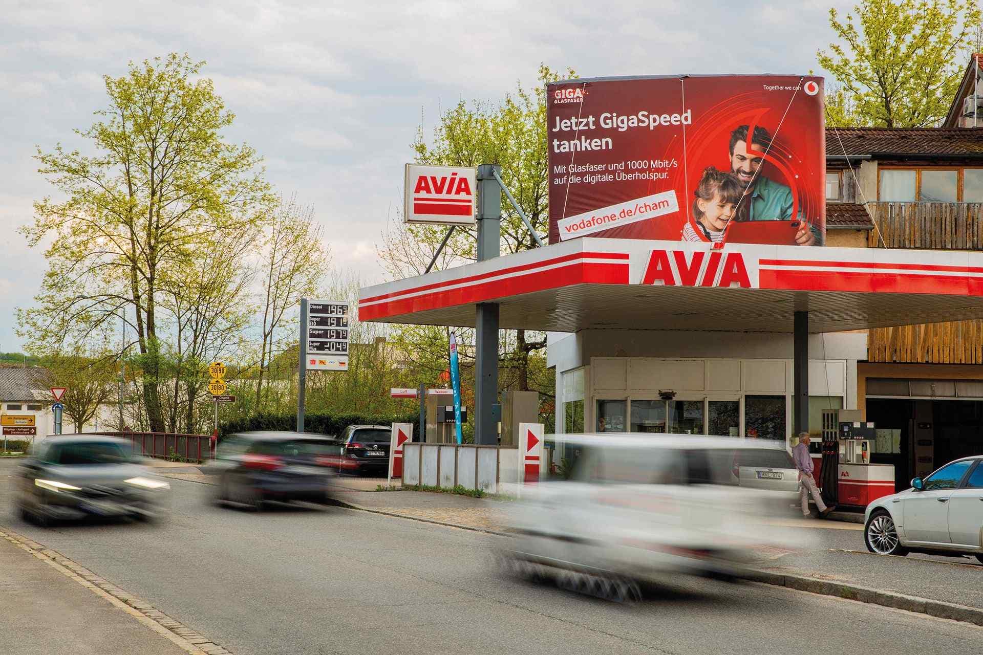 Foto eines BigBanner auf einem Tankstellendach Foto eines BigBanner auf einem Tankstellendach