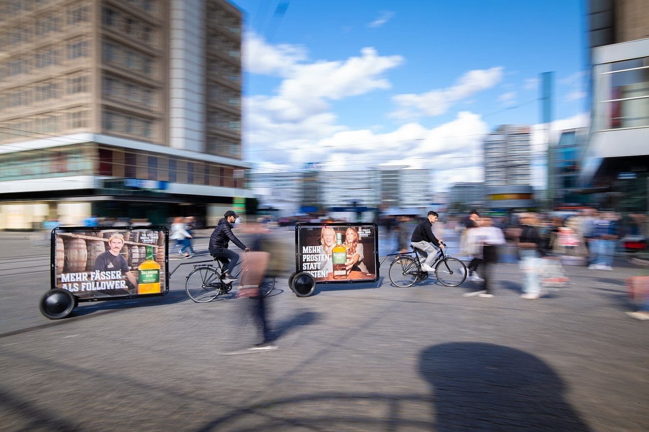 Foto von zwei mobilen Werbebannern auf Fahrradanhängern Foto von zwei mobilen Werbebannern auf Fahrradanhängern