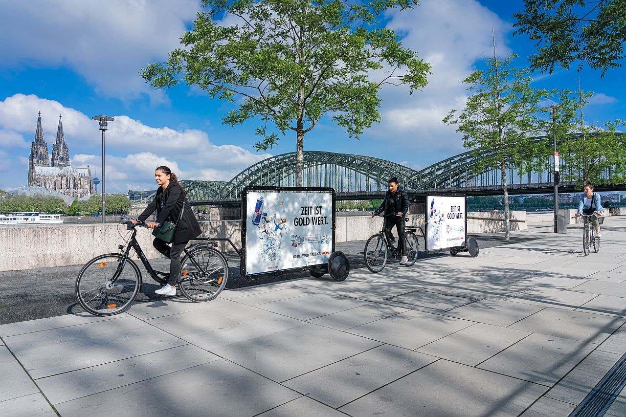 Foto von zwei mobilen Werbebannern auf Fahrradanhängern in Köln. Foto von zwei mobilen Werbebannern auf Fahrradanhängern in Köln.