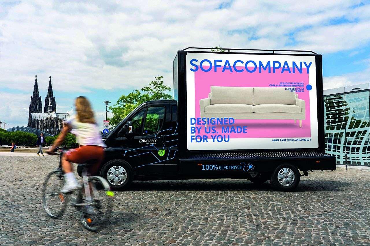 Nahaufnahme einer mobilen 18/1-Großfläche auf einem Kleintransporter Nahaufnahme einer mobilen 18/1-Großfläche auf einem Kleintransporter