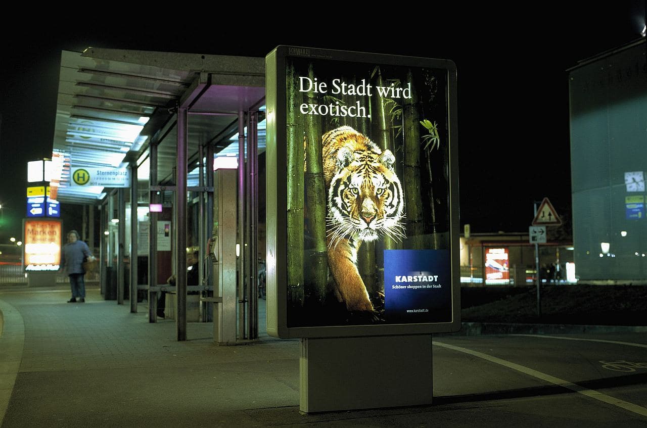 Nachtaufnahme eines CityLightPoster an einer Bushaltestelle in Konstanz Nachtaufnahme eines CityLightPoster an einer Bushaltestelle in Konstanz