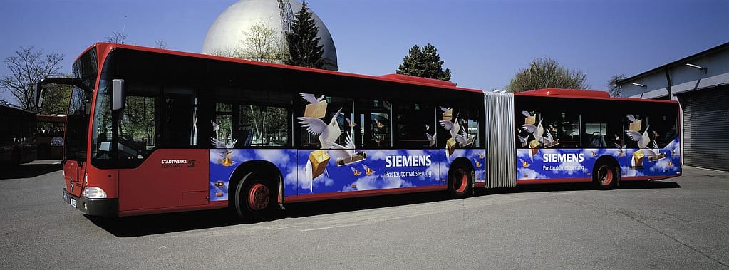 Foto einer Teilgestaltung mit Fensterbelegung für SIEMENS auf einem Gelenkbus der Stadtwerke Konstanz