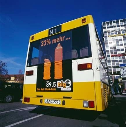Foto eines Busses in Stuttgart mit 4/1-TrafficBoard auf der Heckseite für Radio bigFM