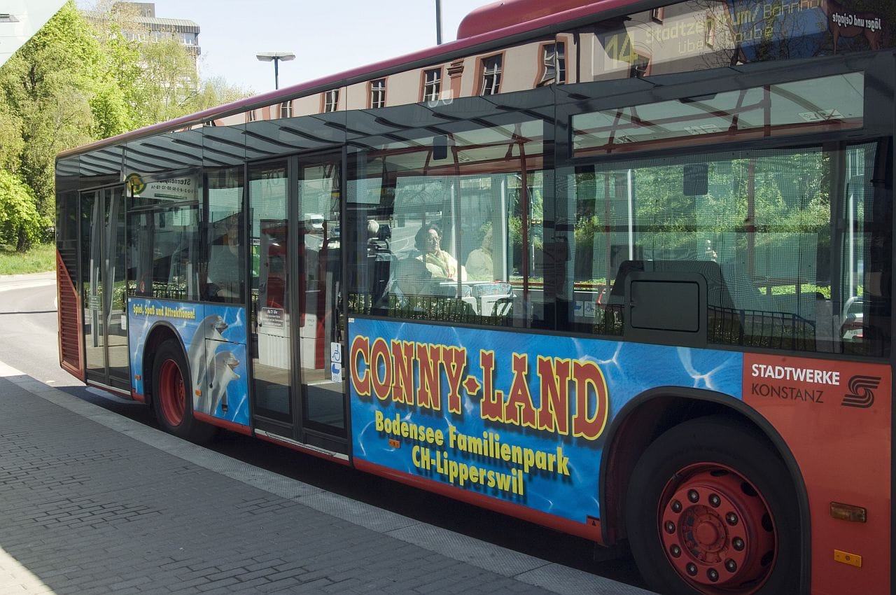 Foto einer Rumpfflächenwerbung für den Freizeitpark Conny-Land auf einem Stadtbus in Konstanz Foto einer Rumpfflächenwerbung für den Freizeitpark Conny-Land auf einem Stadtbus in Konstanz