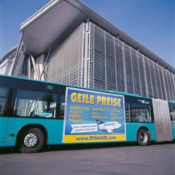 Foto eines 18/1-TrafficBoard für Ryanair auf einem Gelenkbus Foto eines 18/1-TrafficBoard für Ryanair auf einem Gelenkbus