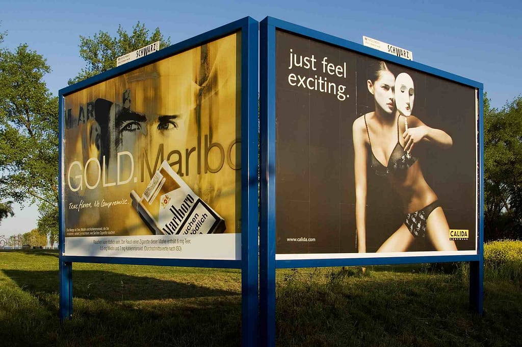 Beispielfoto einer Großflächen Doppeltafel im 90-Grad-Winkel Beispielfoto einer Großflächen Doppeltafel im 90-Grad-Winkel