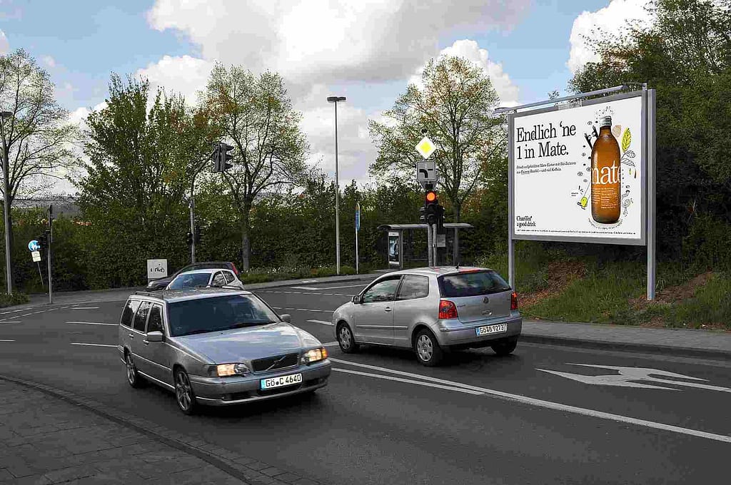Tagesaufnahme einer Großfläche paralell zur Straße Tagesaufnahme einer Großfläche paralell zur Straße