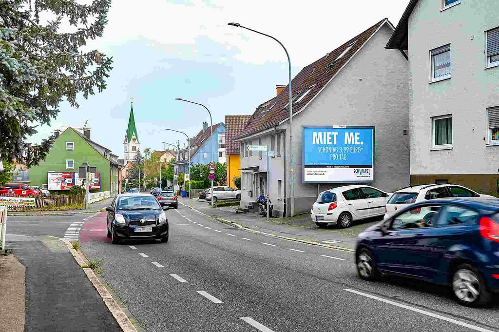Beispiel einer Großfläche an einer Hauswand quer zur Straße positioniert Beispiel einer Großfläche an einer Hauswand quer zur Straße positioniert