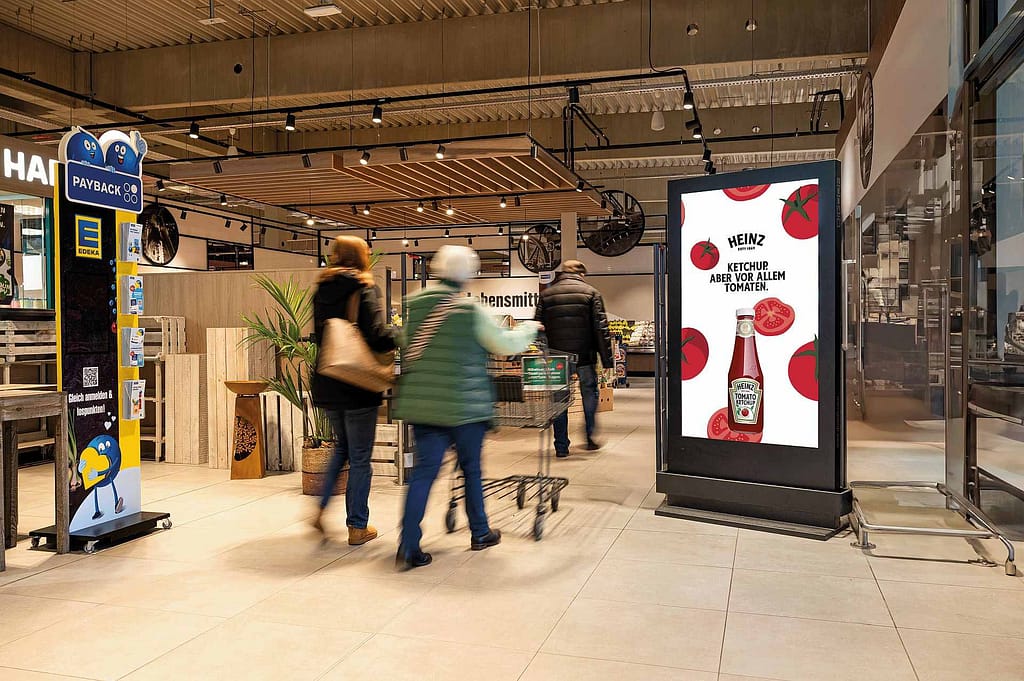 Digitales CityLightPoster im Eingangsbereich eines Verbrauchermarktes