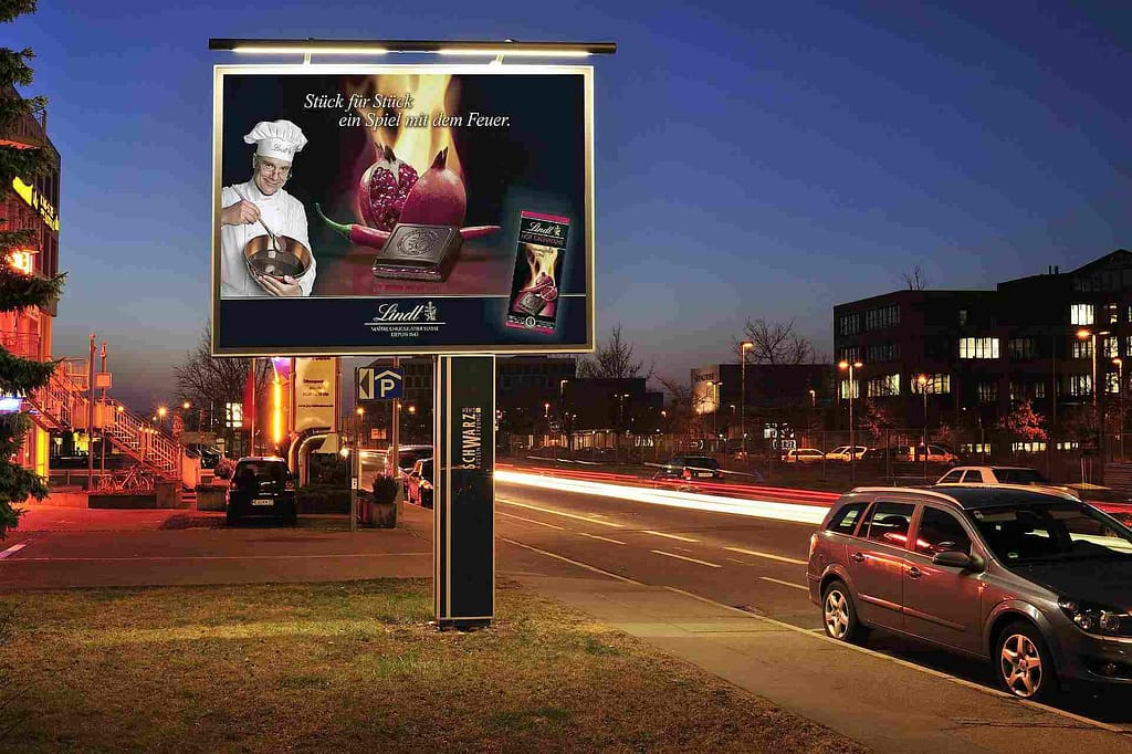 Nachtaufnahme einer Großfläche in City-Star-Ausführung quer zur Verkehrsachse Nachtaufnahme einer Großfläche in City-Star-Ausführung quer zur Verkehrsachse