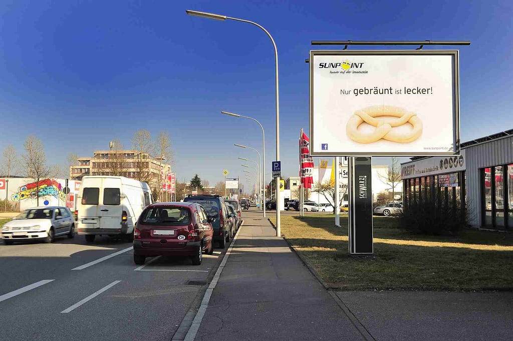 Tagesaufnahme einer Großfläche in City-Star-Ausführung quer zur Verkehrsachse in Konstanz Tagesaufnahme einer Großfläche in City-Star-Ausführung quer zur Verkehrsachse in Konstanz