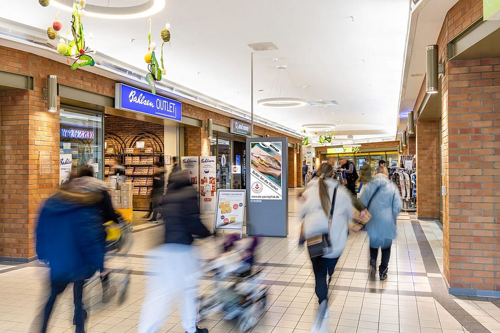 Digitales CityLightPoster in einer Einkaufspassage