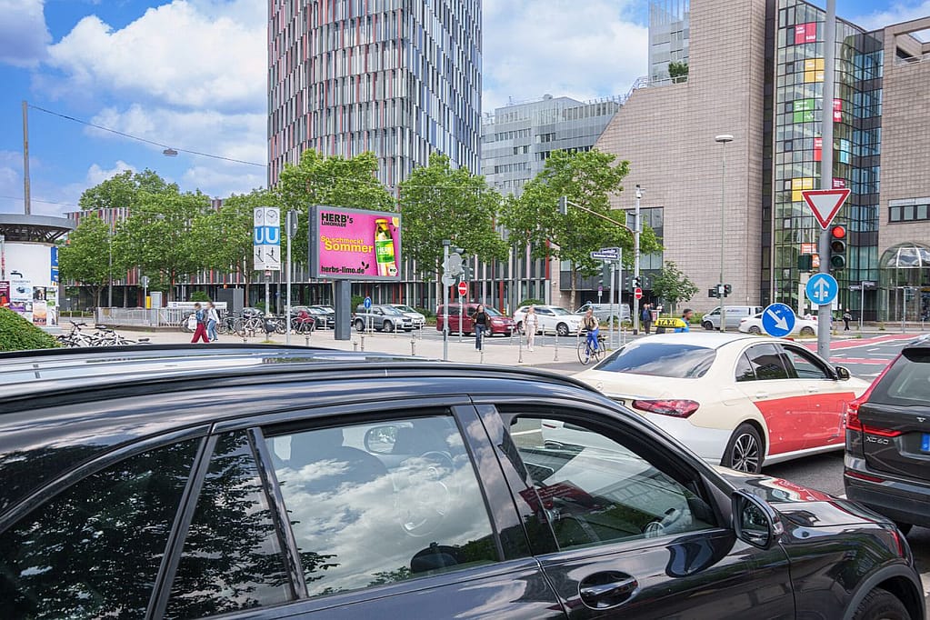 Digitales CityLightBoard an der Kreuzung zweier Hauptverkehrsstraßen