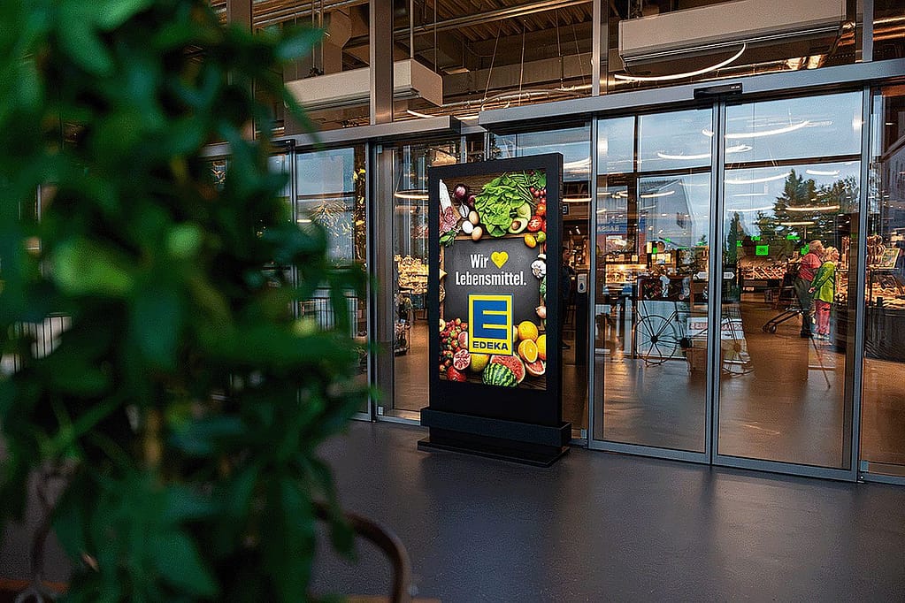 Digitales CityLightPoster im Eingangsbereich eines Edeka-Marktes
