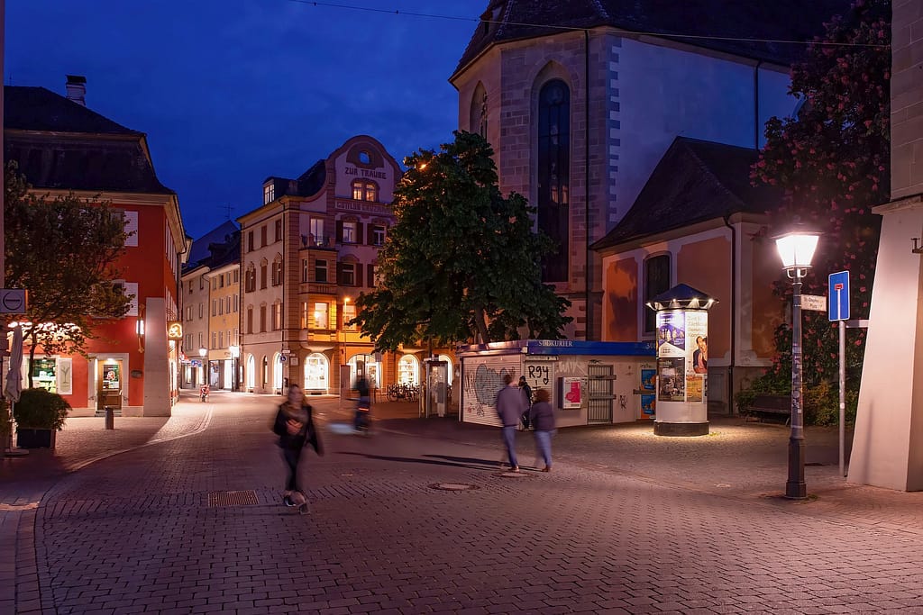 Nachtaufnahme einer Allgemeinstelle neben einem Kiosk in der Innenstadt von Konstanz