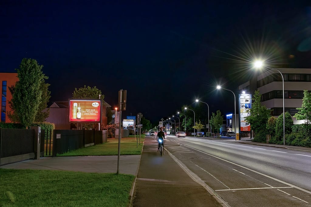 Nachtaufnahme eines City-Light-Boards an einer Hauptstraße in Konstanz
