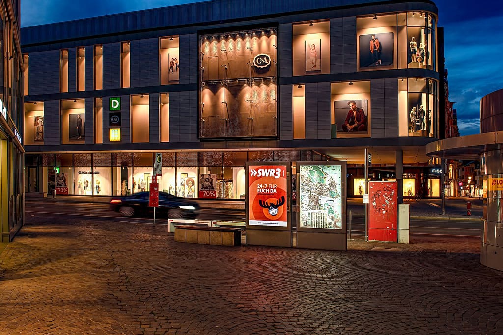 Nachtaufnahme von zwei CityLightPostern in der Innenstadt von Konstanz