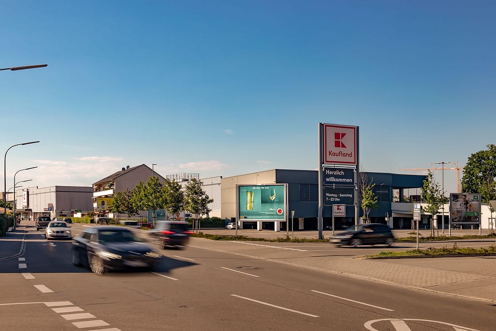 Großfläche neben Einfahrt zu einem Kaufland-Markt in Konstanz