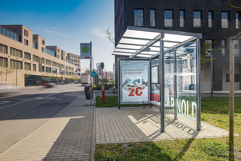 CityLightPoster an einer Bushaltestelle gebenüber EDEKA-Markt in Konstanz