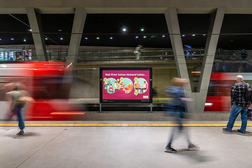 Digitale Großfläche am Bahnsteig eines Bahnhofes