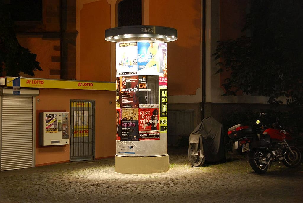 Großaufnahme einer beleuchteten Allgemeinstelle in der Innenstadt von Konstanz