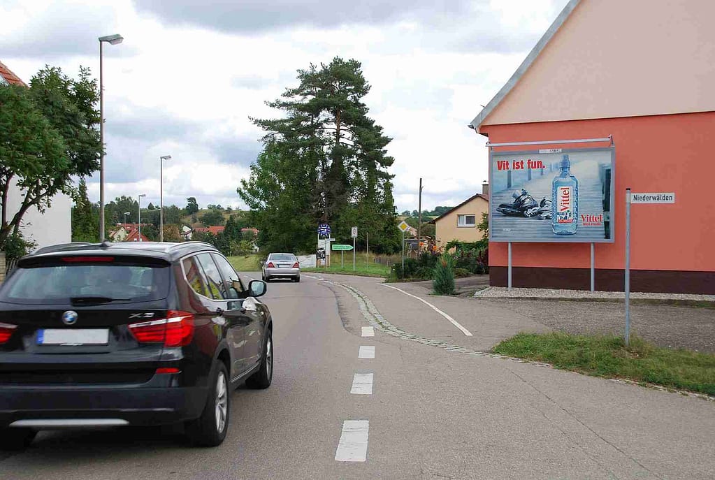 Foto einer Großfläche an einer Ortseinfahrt, quer zur Straße montiert Foto einer Großfläche an einer Ortseinfahrt, quer zur Straße montiert