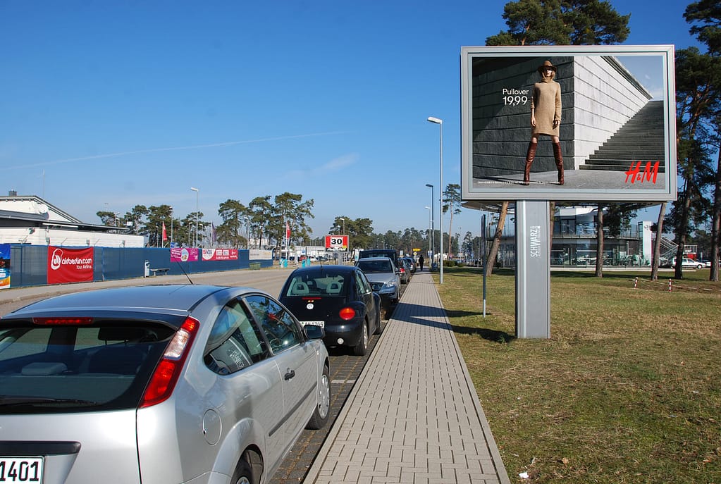 City-Light-Board an der Zufahrtsstraße am Flughafen Karlsruhe
