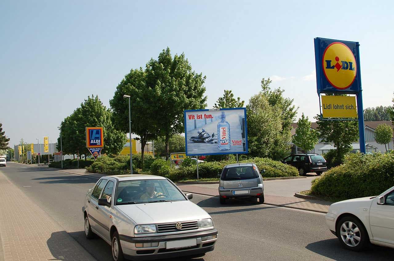 Großfläche an der Parkplatzeinfahrt zu einem LIDL-Markt