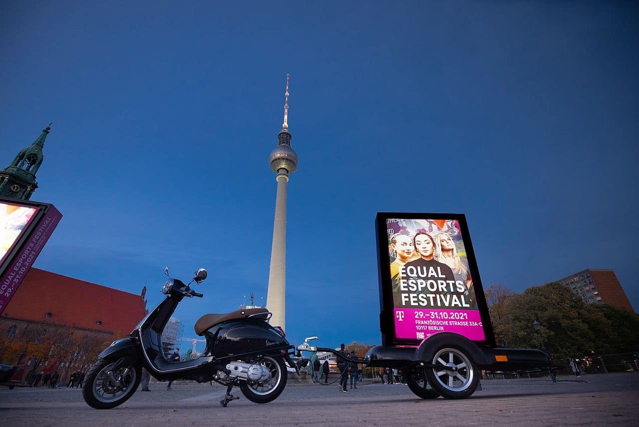 Nachtaufnahme eines mobilen City-Light-Poster vor dem Berliner Fernsehturm