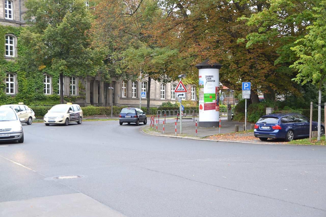 Allgemeinstelle neben einer befahrenen Straße Allgemeinstelle neben einer befahrenen Straße