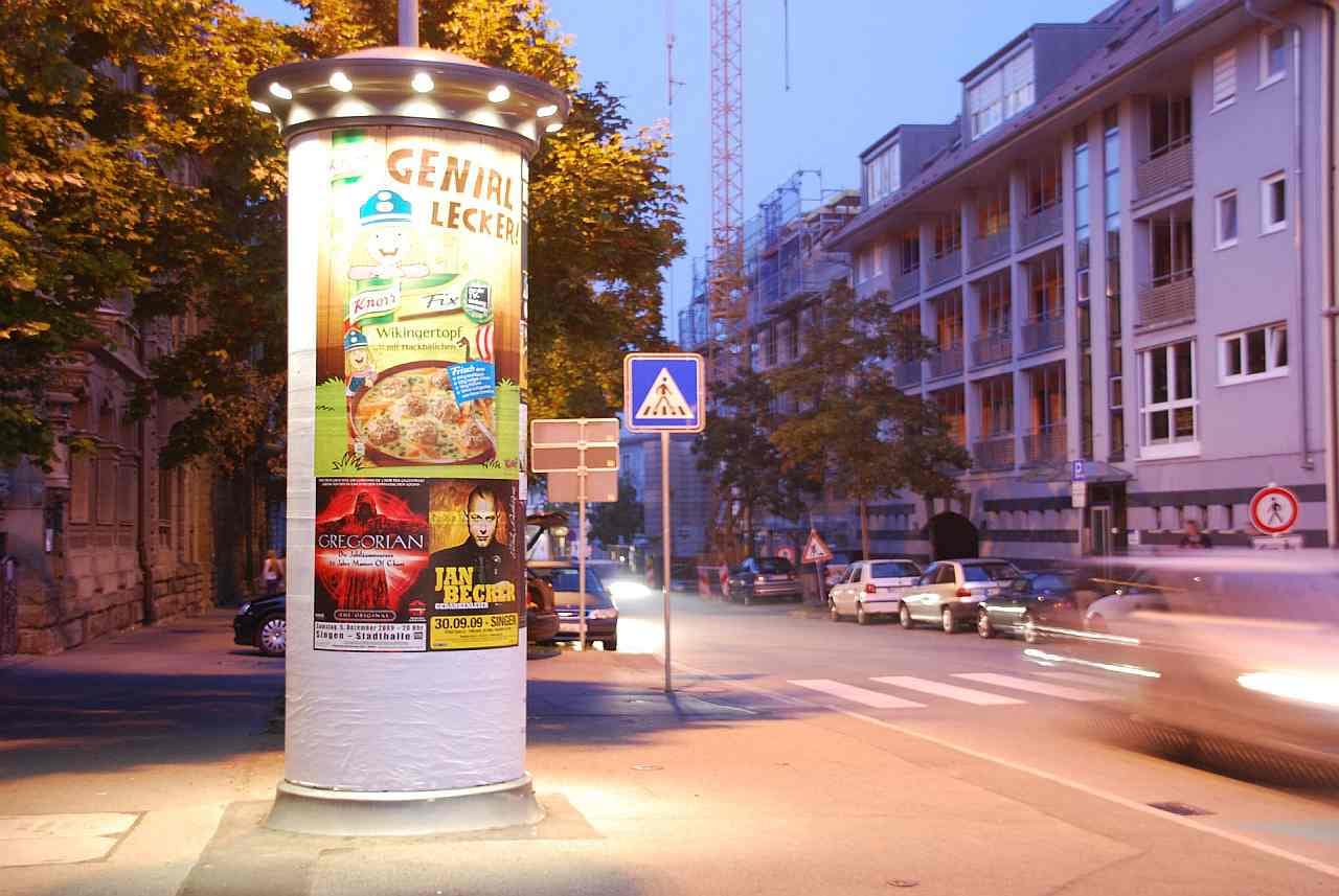 Nachtaufnahme einer beleuchteten Allgemeinstelle in der Innenstadt von Konstanz Nachtaufnahme einer beleuchteten Allgemeinstelle in der Innenstadt von Konstanz