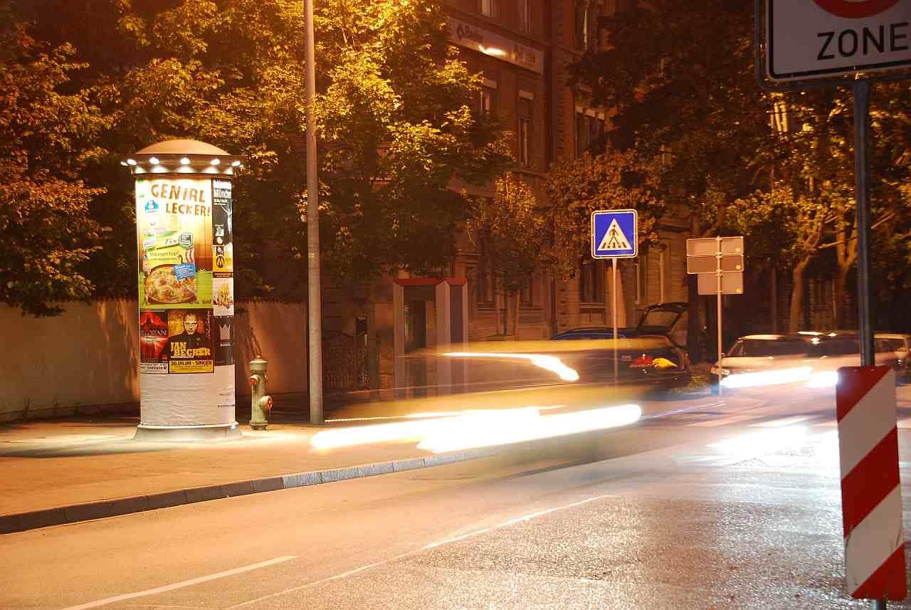 Nachtaufnahme einer beleuchteten Allgemeinstelle neben einer Straße in der Innenstadt von Konstanz Nachtaufnahme einer beleuchteten Allgemeinstelle neben einer Straße in der Innenstadt von Konstanz