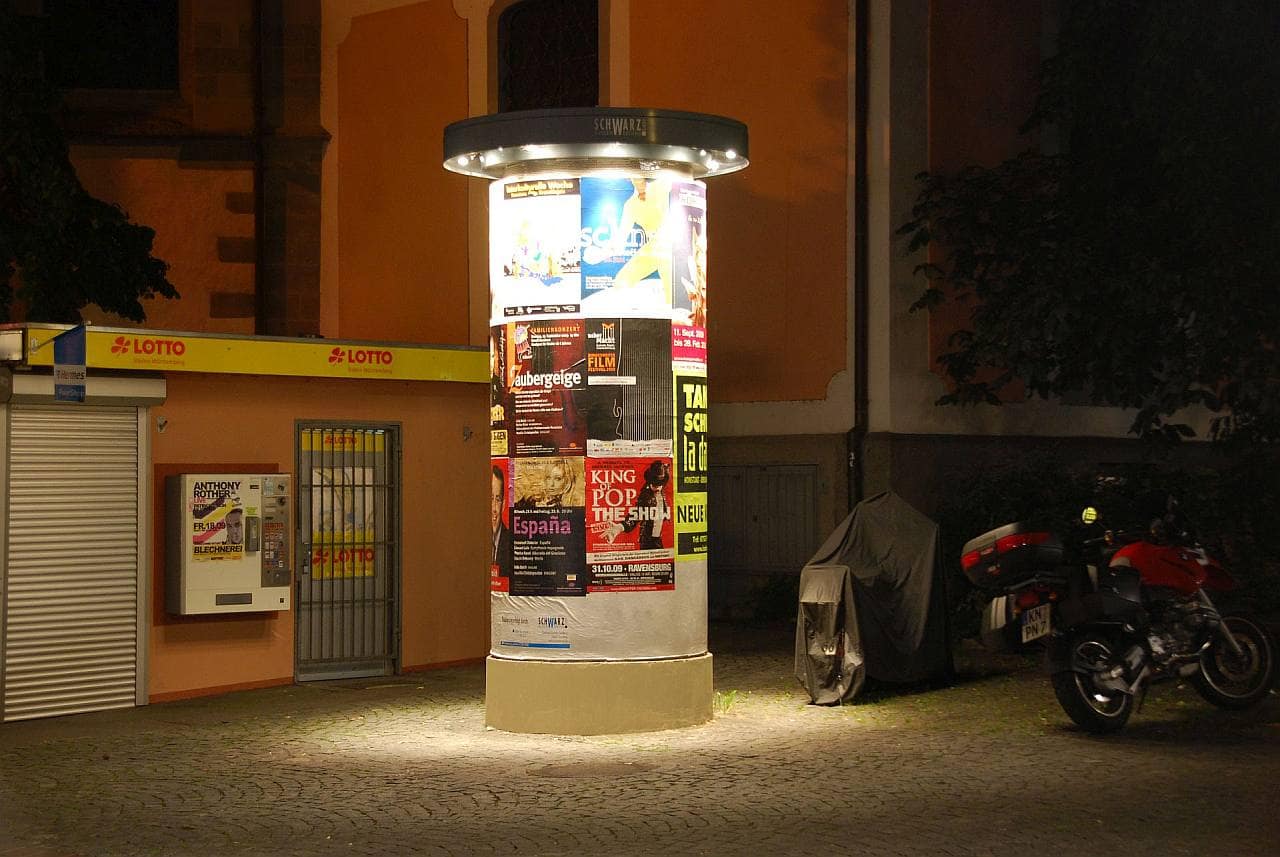 Großaufnahme einer beleuchteten Allgemeinstelle in der Innenstadt von Konstanz Großaufnahme einer beleuchteten Allgemeinstelle in der Innenstadt von Konstanz