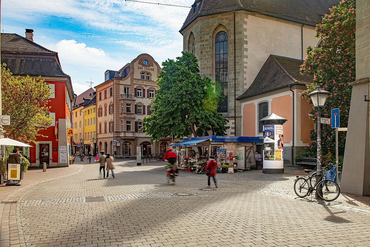 Tagaufnahme einer Allgemeinstelle neben einem Kiosk in der Innensstadt von Konstanz. Tagaufnahme einer Allgemeinstelle neben einem Kiosk in der Innensstadt von Konstanz.