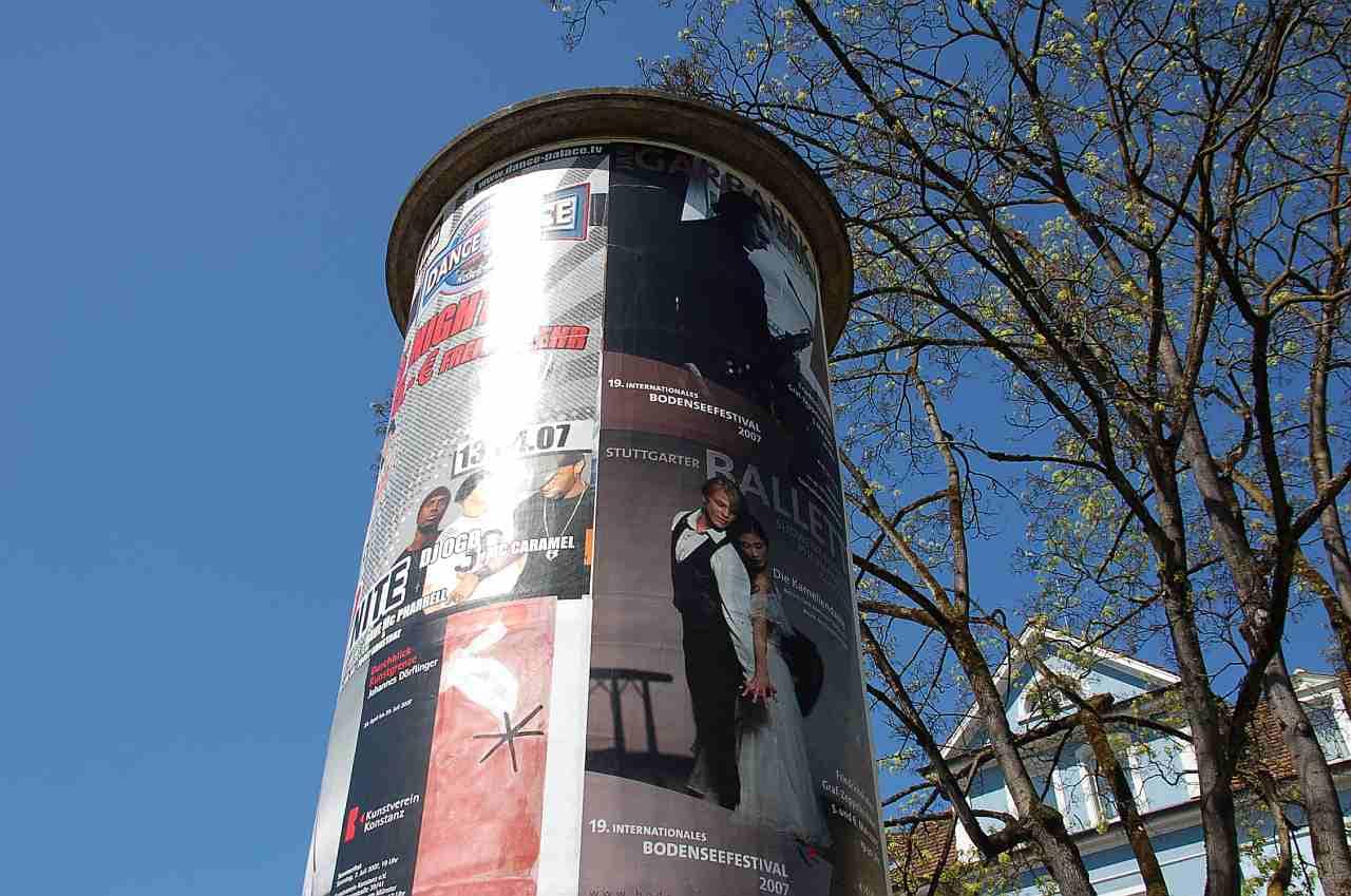 Nahaufnahme einer Allgemeinstelle mit diversen Plakaten im Kleinformat Nahaufnahme einer Allgemeinstelle mit diversen Plakaten im Kleinformat