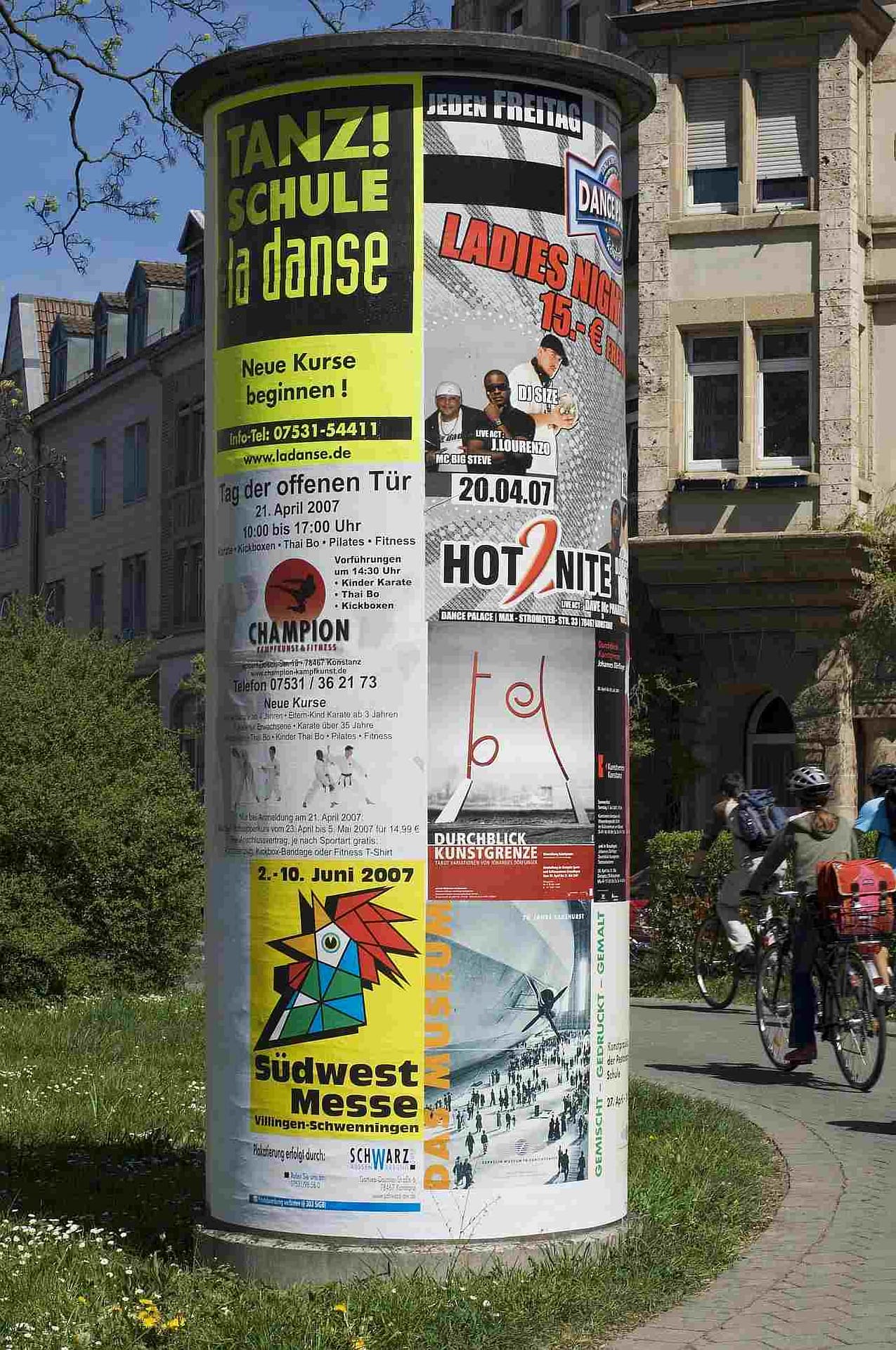 Großaufnahme einer Allgemeinstelle mit diversen Plakaten Großaufnahme einer Allgemeinstelle mit diversen Plakaten