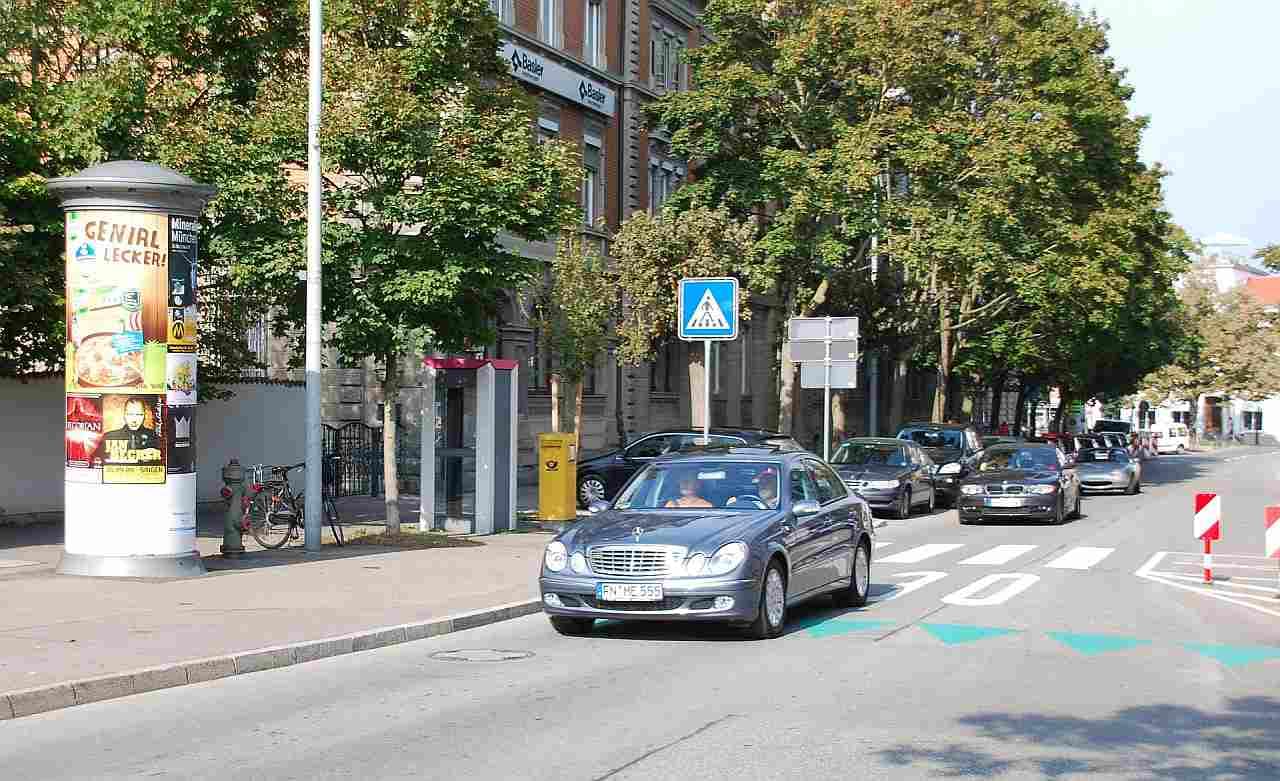 Foto einer Allgemeinstelle neben einer Straße in der Innenstadt von Konstanz Foto einer Allgemeinstelle neben einer Straße in der Innenstadt von Konstanz