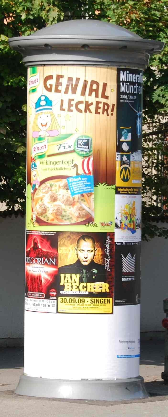 Detailaufnahme einer Allgemeinstelle mit diversen Kundenplakaten Detailaufnahme einer Allgemeinstelle mit diversen Kundenplakaten