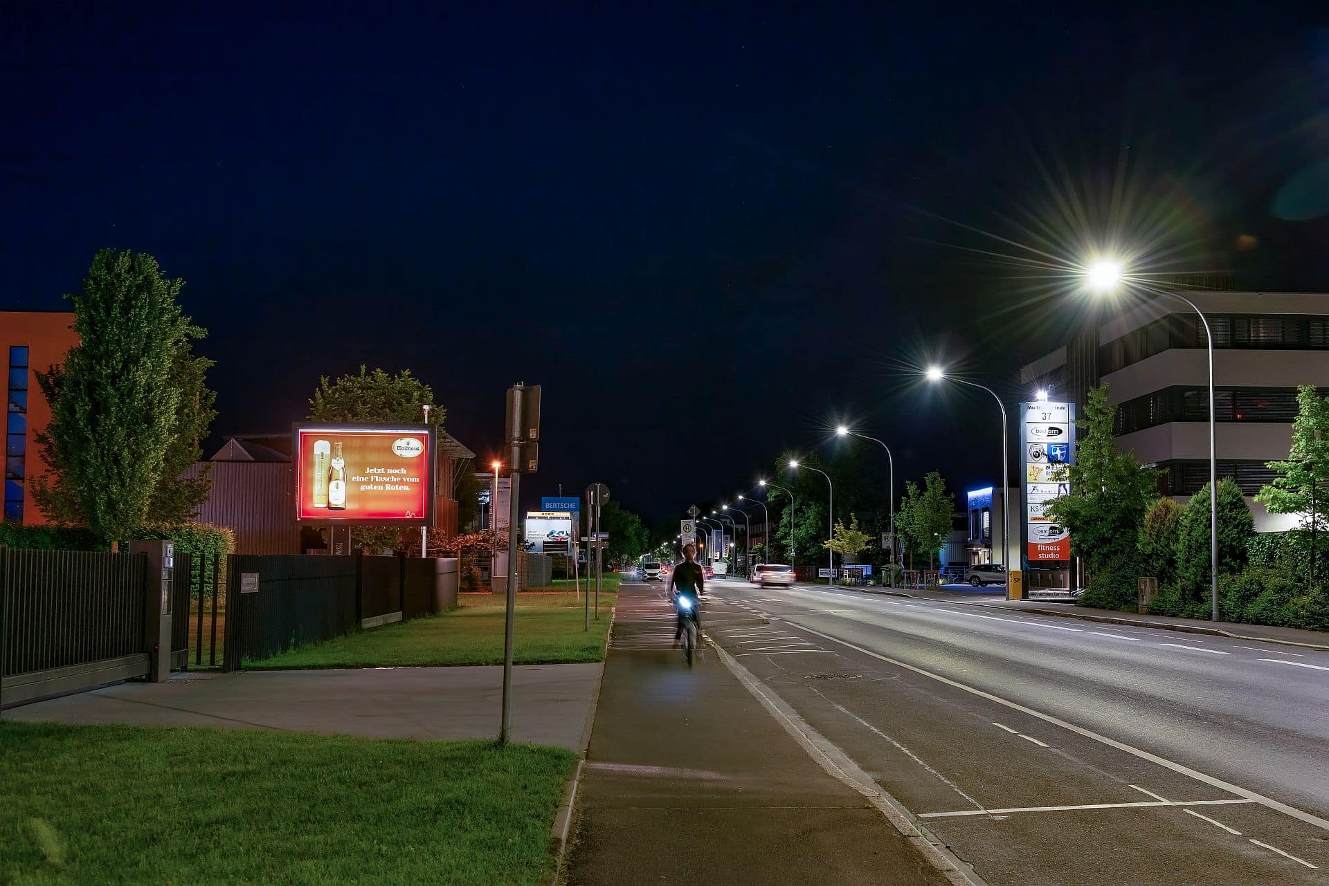 Nachtaufnahme eines City-Light-Boards an einer Hauptstraße in Konstanz Nachtaufnahme eines City-Light-Boards an einer Hauptstraße in Konstanz